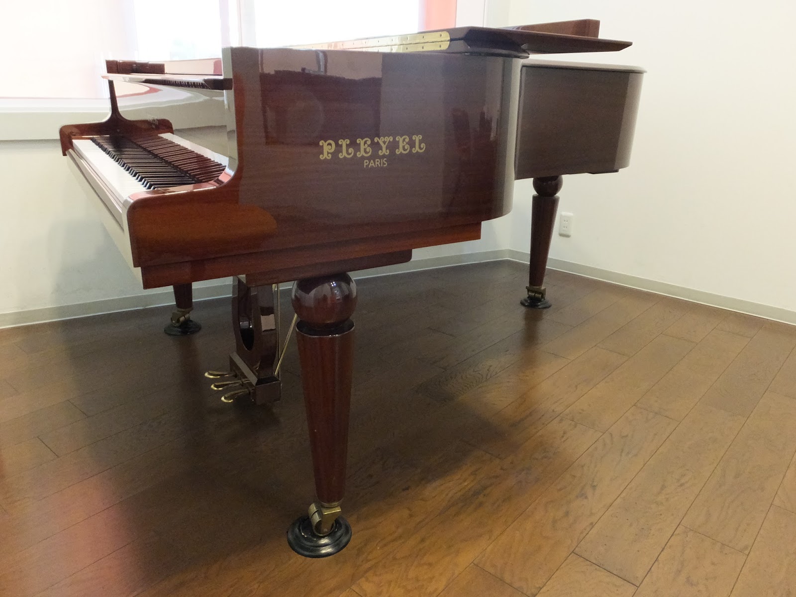 ヤマハの昔の1つのブランドであるカイザーのグランドピアノ